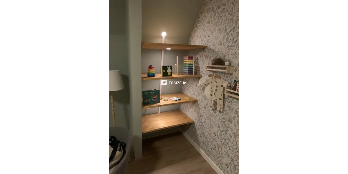 Une Armoire Sur Mesure En Panneau De Bois De Pin Pour La Chambre Des