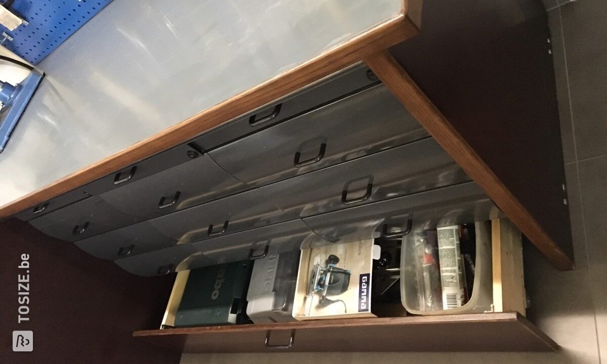 Degelijke werktafel uit betonmultiplex, door Lothar
