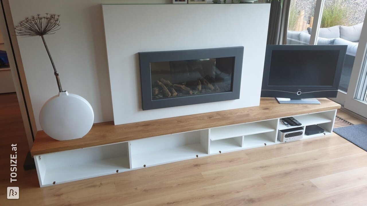 TV-Schrank um Kamin, von René