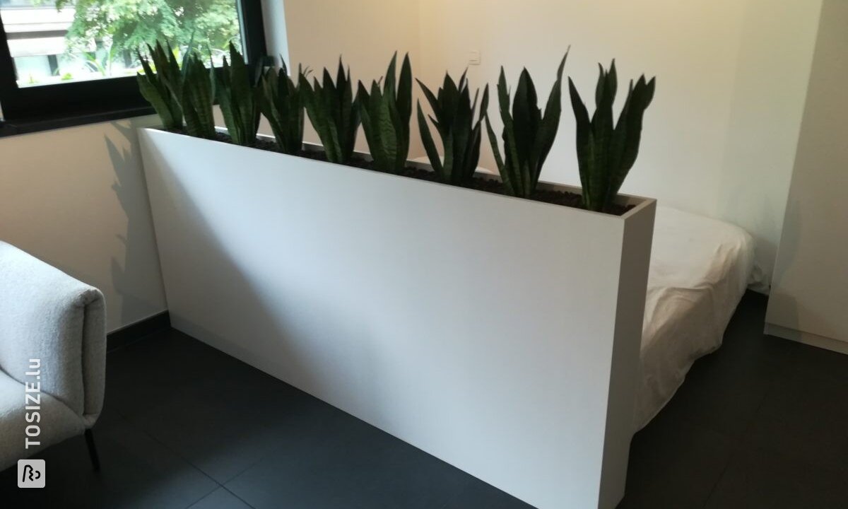 Moderne Blumenkiste als Raumteiler, von Wout