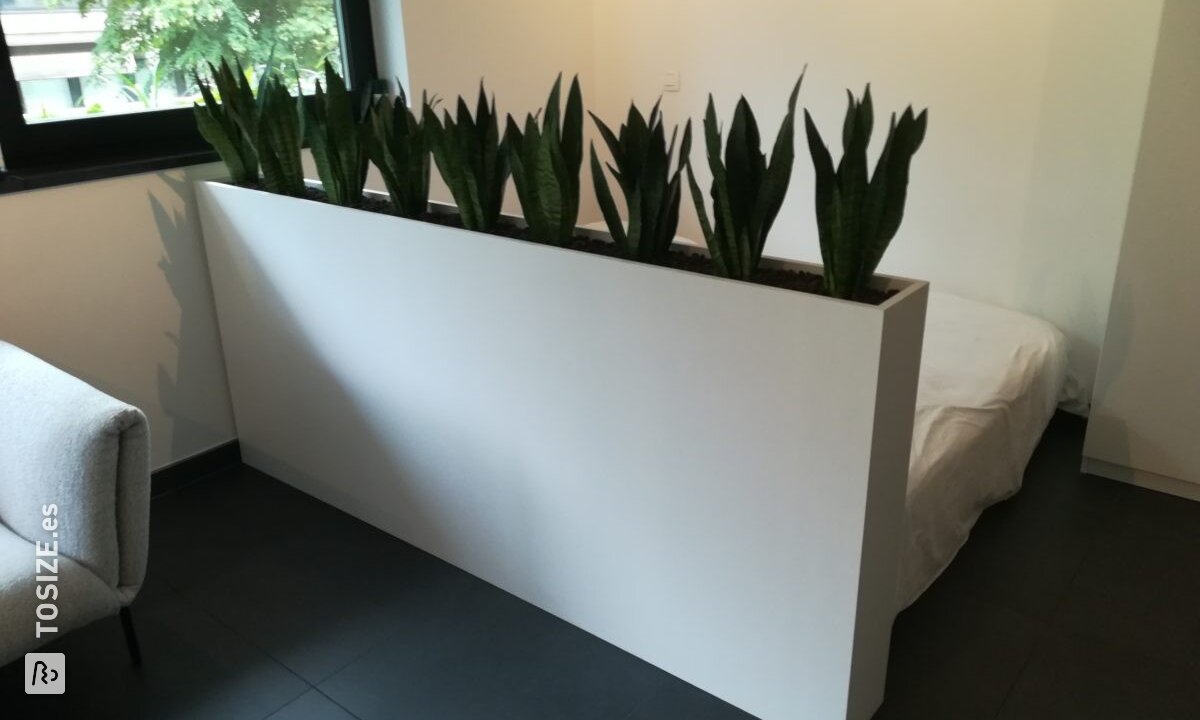 Caja de flores moderna como pared divisoria, por Wout