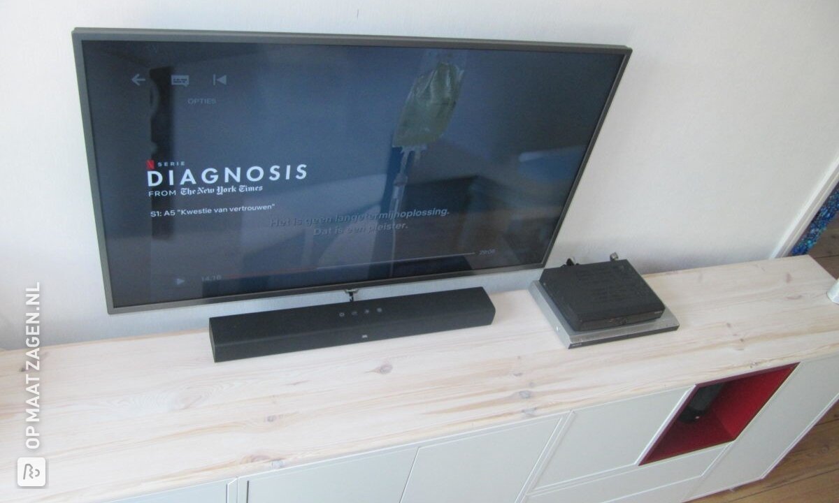 Eenvoudig grenen ombouw van TV-kast