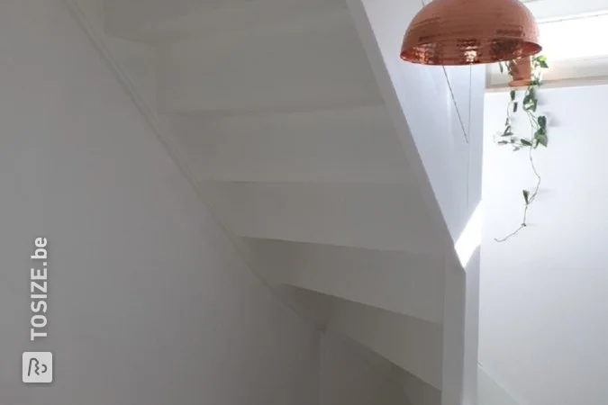 Rénovation d&#39;escalier avec support MDF Laque, par Stijn