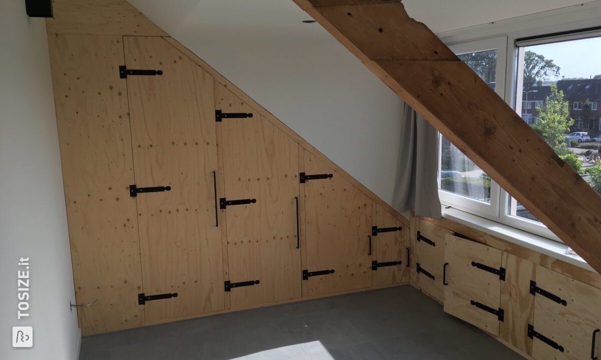 Credenza mansardata di Underlayment Fins Vuren, di Biem