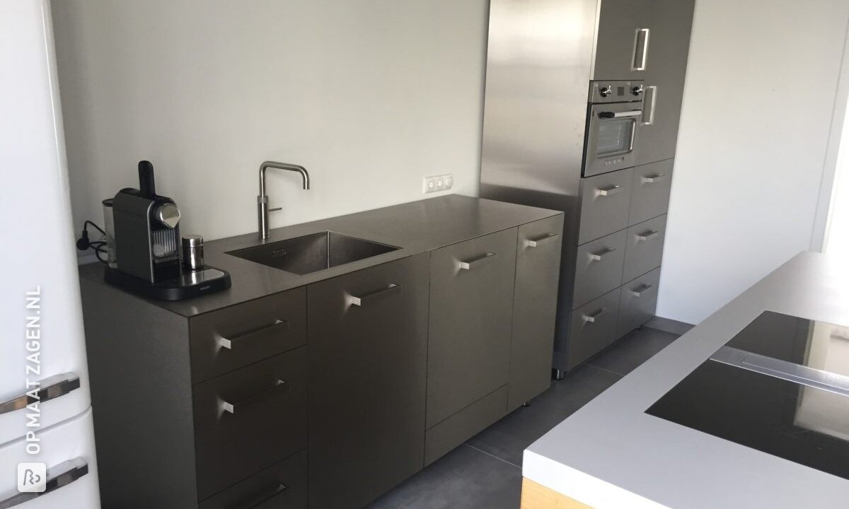 Keuken- en badkamermeubel, door John