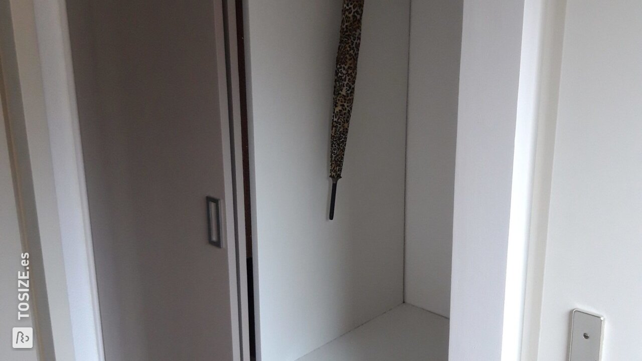 Haga puertas corredizas de panel de madera de abeto para el armario de su pasillo, por Joke