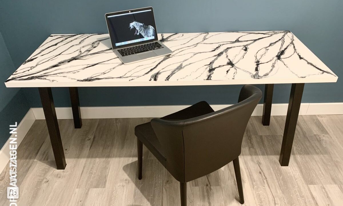Tavolo con piano in MDF effetto marmo
