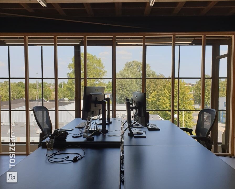 Un immense îlot de travail de bureaux