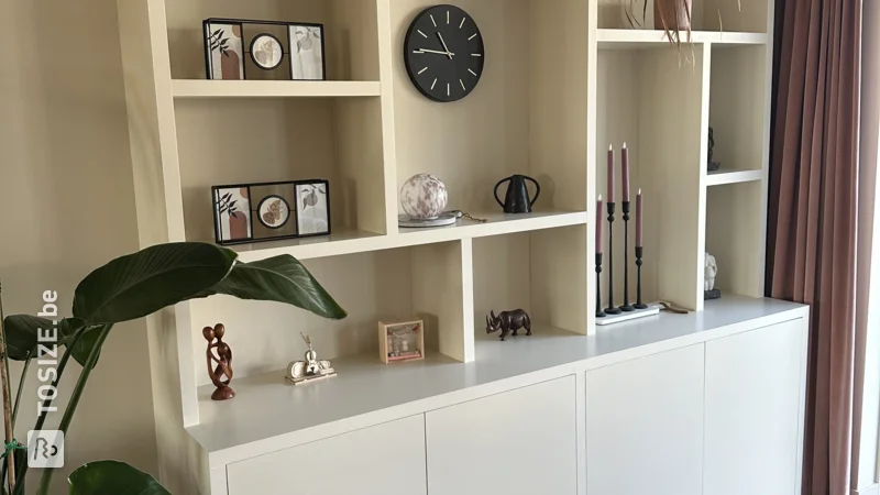 Armoire à compartiments avec portes et horloge, parfaite pour le rangement des jouets, par Jeffrey