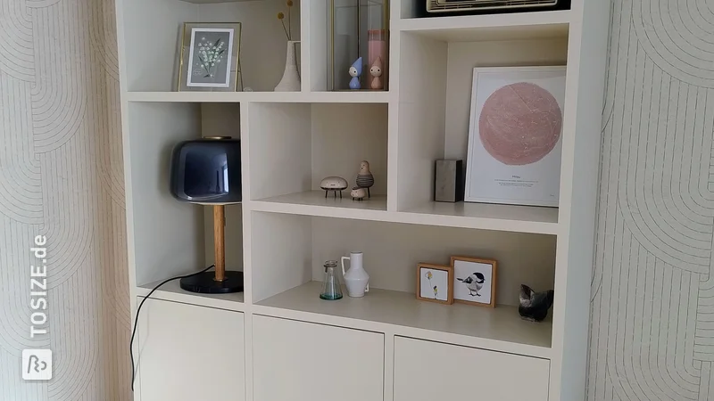 Schrank in warmem Beige: DIY-Wohnvergnügen im Wohnzimmer von Monique