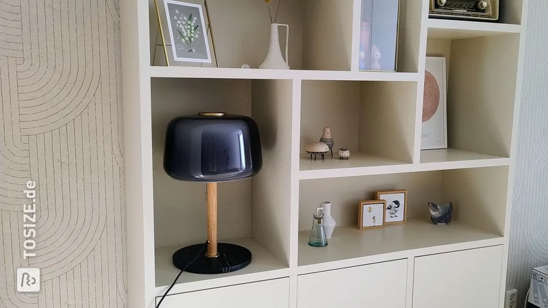 Schrank in warmem Beige: DIY-Wohnvergnügen im Wohnzimmer von Monique