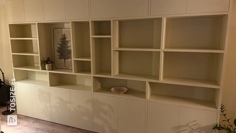 Mueble multifuncional de suelo a techo de 4 metros, de Marius