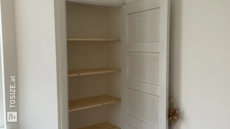 Built-in cupboard with pine shelves, by Coco