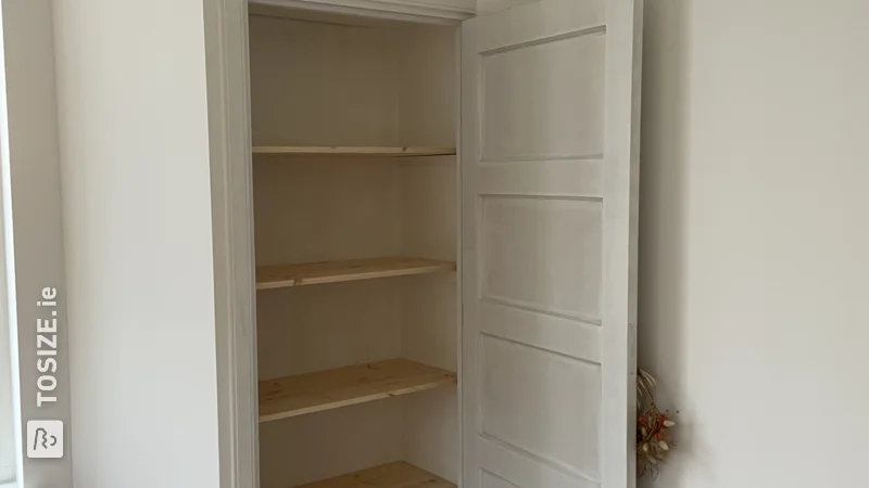 Built-in cupboard with pine shelves, by Coco