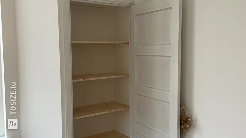 Built-in cupboard with pine shelves, by Coco