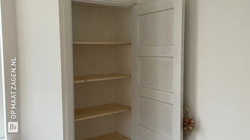 Built-in cupboard with pine shelves, by Coco