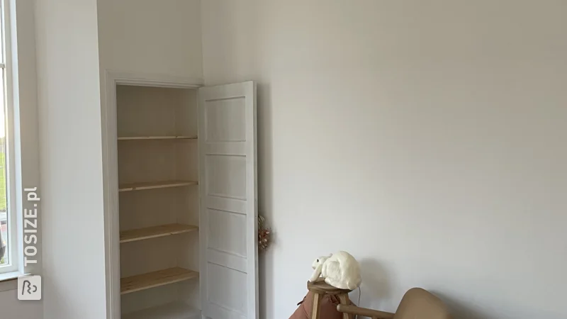 Built-in cupboard with pine shelves, by Coco