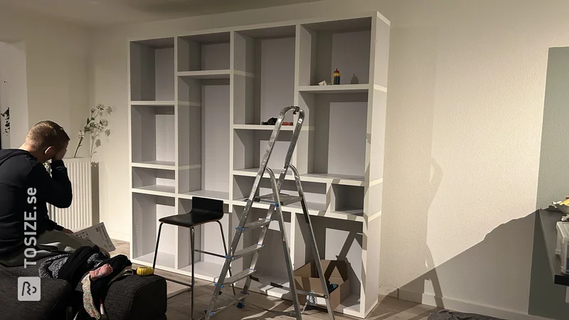 Minimalist bookcase with lots of storage space for the living room, by Esther