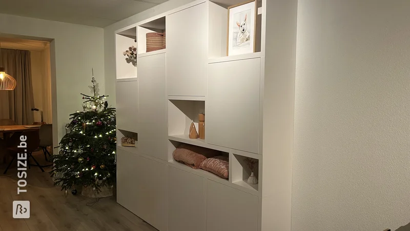 Minimalistische boekenkast met veel opbergruimte voor in de woonkamer, door Esther