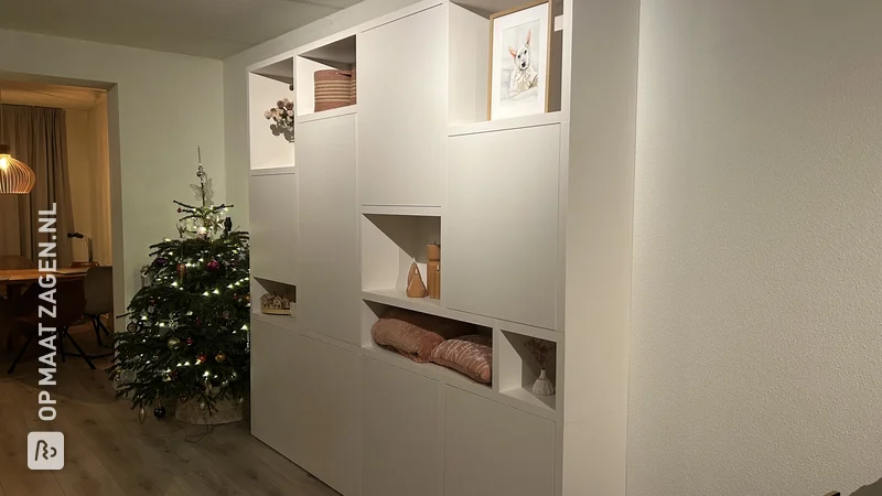 Minimalistische boekenkast met veel opbergruimte voor in de woonkamer, door Esther