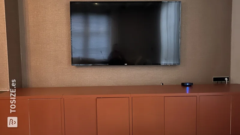 Haz tu propio mueble para la televisión en color marrón cobrizo en el salón, de An