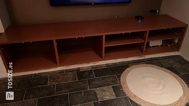 Haz tu propio mueble para la televisión en color marrón cobrizo en el salón, de An