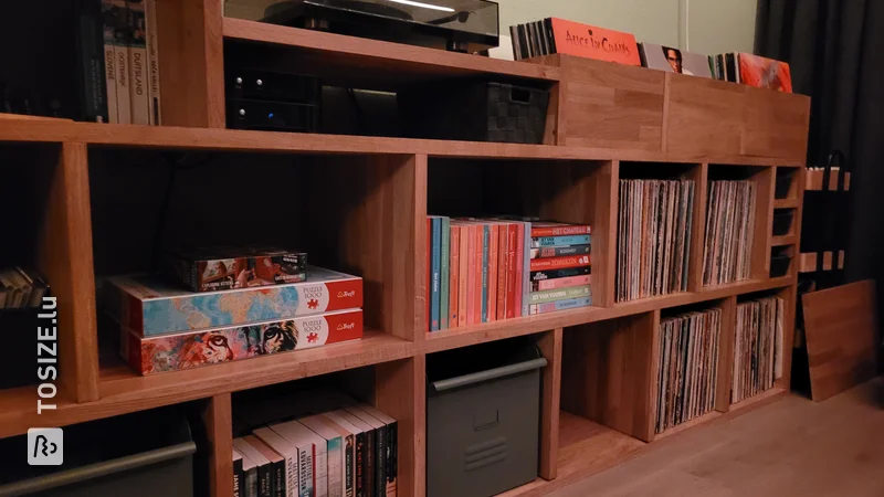 Gestalten Sie Ihren eigenen LP-Schrank im Wohnzimmer von Kor und Iris