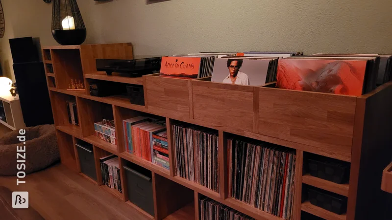 Gestalten Sie Ihren eigenen LP-Schrank im Wohnzimmer von Kor und Iris