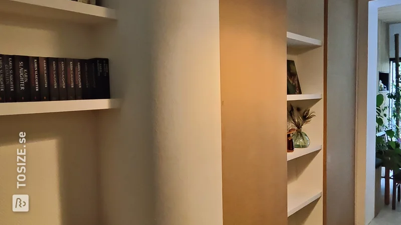 IKEA Hack: white bookcase as an eye-catcher in the living room, by Jordi