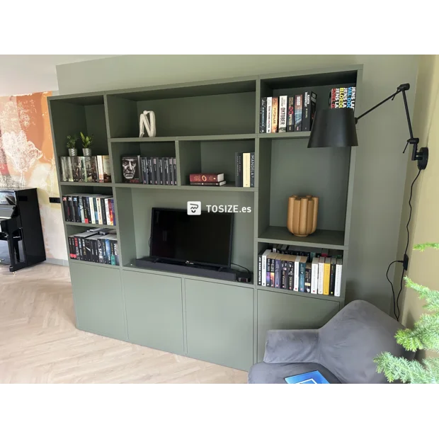 Armario de pared verde con puertas y compartimentos abiertos