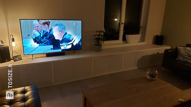 Low TV cabinet made to measure for the living room, by Ruud