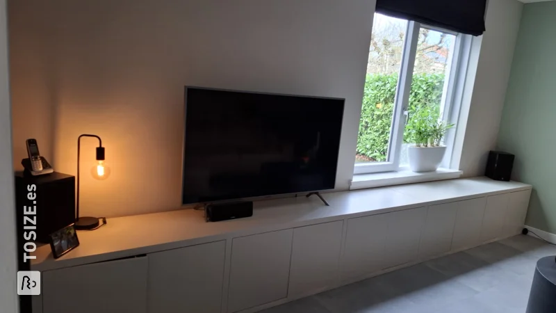 Mueble TV bajo a medida para salón, de Ruud