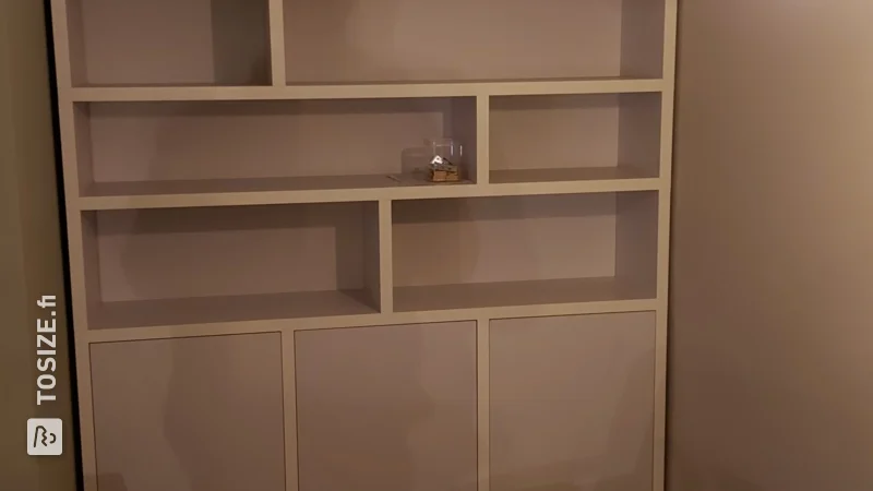 Custom made bookcase in a niche, by Ruud