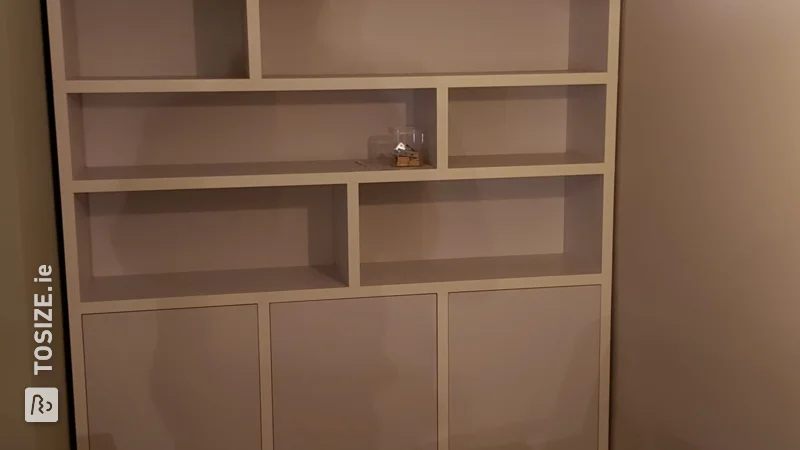 Custom made bookcase in a niche, by Ruud