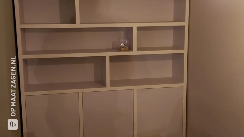 Custom made bookcase in a niche, by Ruud