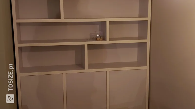 Custom made bookcase in a niche, by Ruud