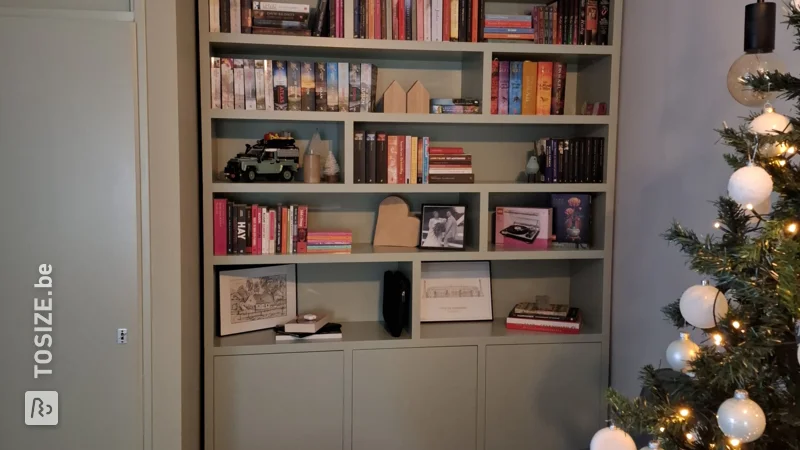 Custom made bookcase in a niche, by Ruud