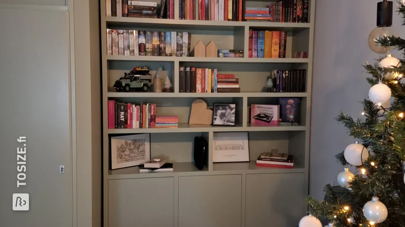 Custom made bookcase in a niche, by Ruud