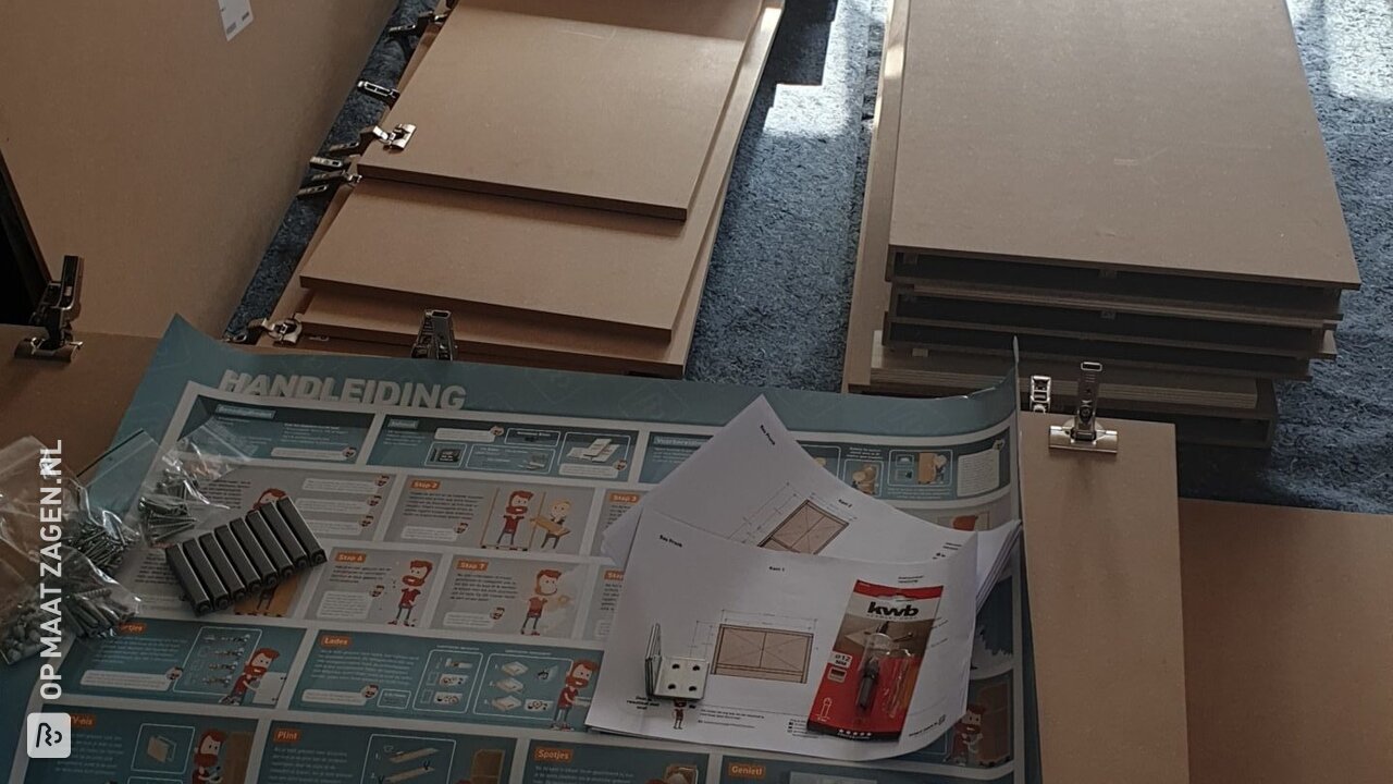 Bas zette zélf zijn kamerhoge kast in elkaar, met behulp van OPMAATZAGEN.nl