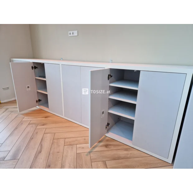 Weißes Sideboard mit Türen und Regalen