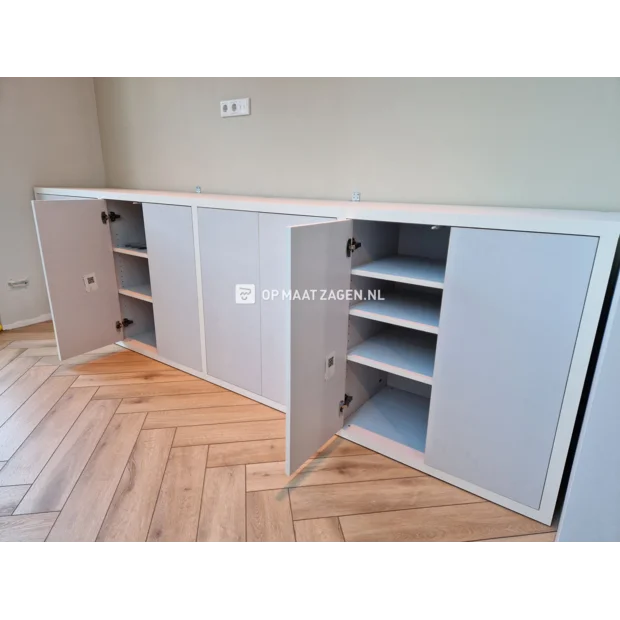 Witte dressoir met deuren en legplanken