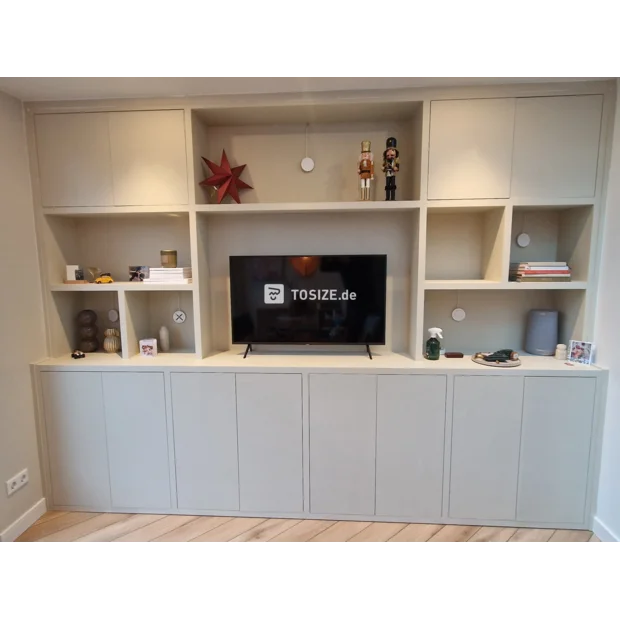 Helles Sideboard mit Türen und offenen Fächern