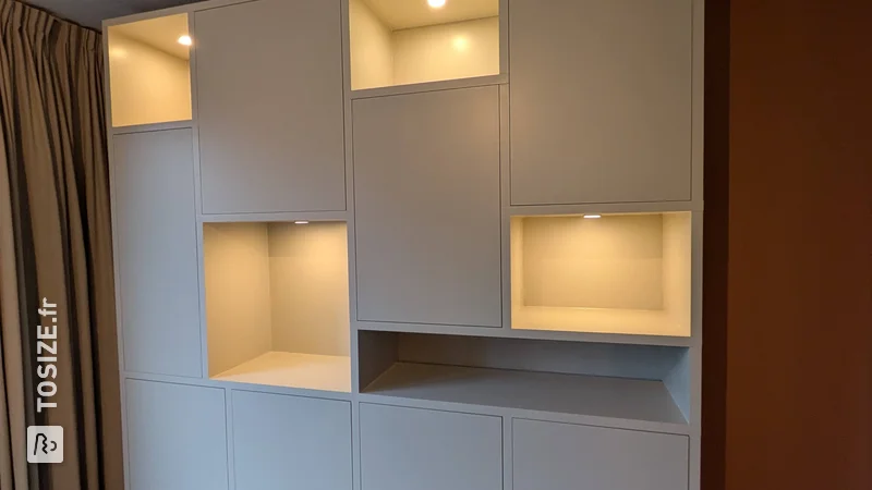 Une armoire personnalisée taupe urbaine transforme le salon, par Dirk