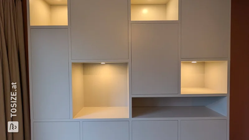 Der maßgefertigte Schrank in Urban Taupe verwandelt das Wohnzimmer von Dirk