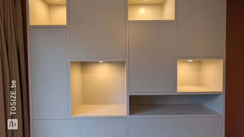 Une armoire personnalisée taupe urbaine transforme le salon, par Dirk