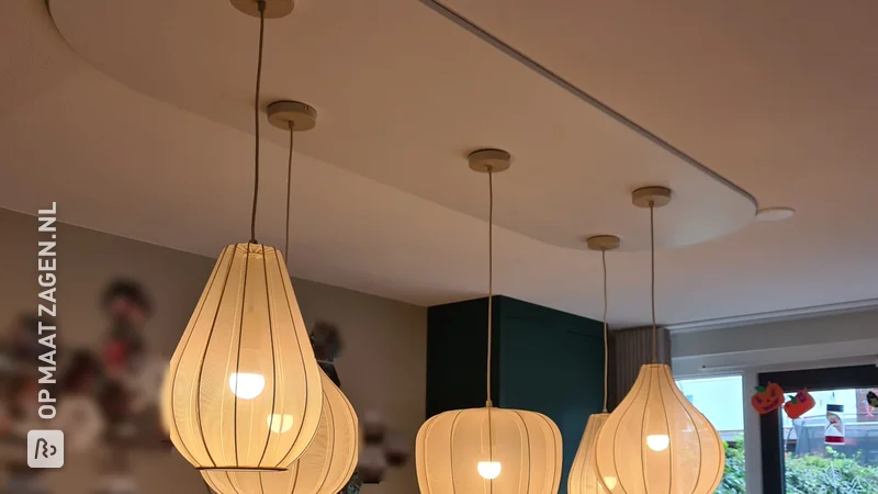 Stylish ceiling plate with lamps in the dining room, by Bas