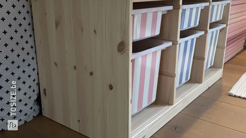 Creatieve kinderspeelhoek met Trofast bureau, door Iris