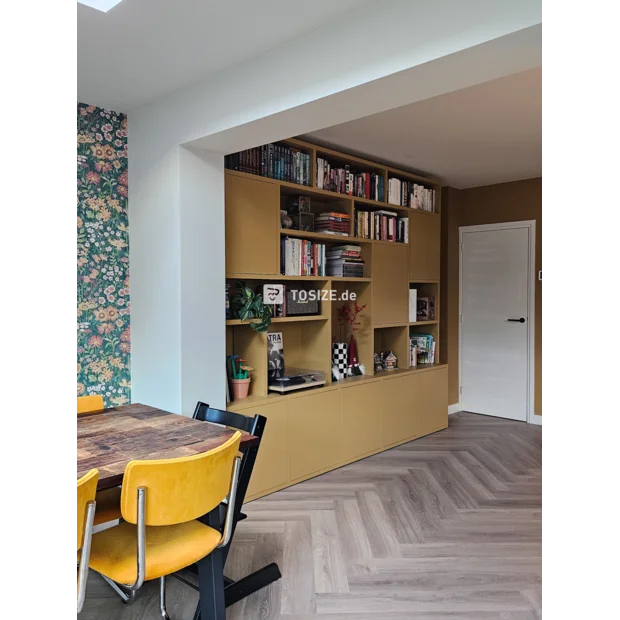 Gelbes Sideboard mit offenen Fächern und Türen