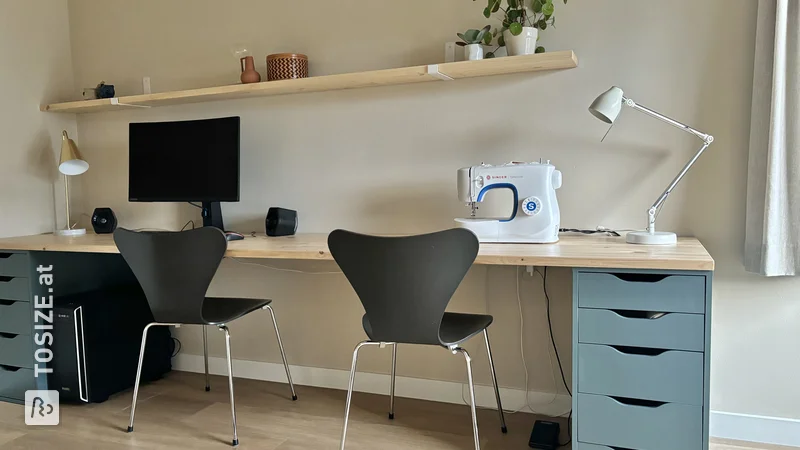 Inspirierender IKEA-Hack-Arbeitsplatz mit Kiefernholzoberfläche von Gerrie