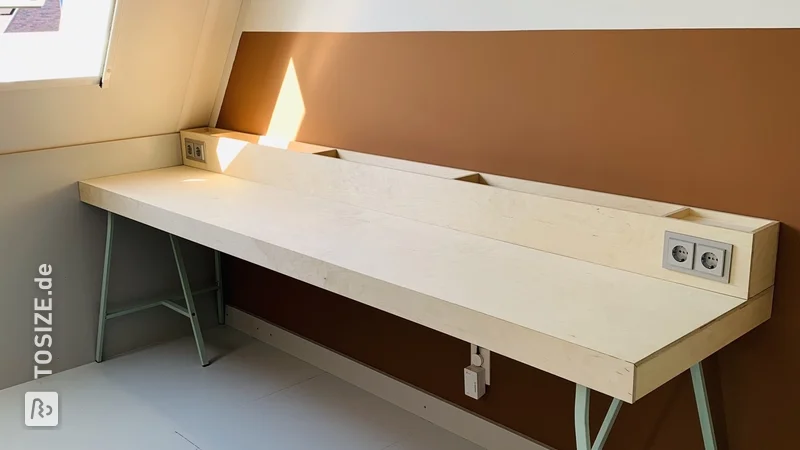 Selbst gemachter halbschwimmender Schreibtisch für zwei Teenager, von Alex